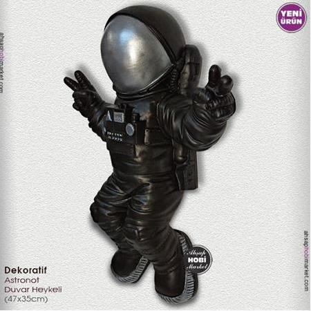 Astronot Duvar Heykeli Gümüş Siyah (47x35cm)
