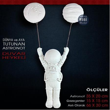 Aya ve Dünyaya Tutunan Astronot Duvar Heykeli (66x30 cm) Ham Polyester